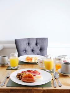 南莫尔顿The George的一张桌子,上面放着一盘早餐食品和橙汁