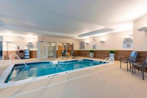 费舍尔Fairfield Inn & Suites by Marriott Indianapolis Fishers的在酒店房间的一个大型游泳池