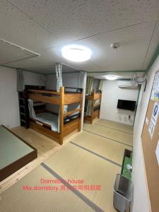 白滨三段屋宿舍旅馆的客房设有两张双层床和天花板。