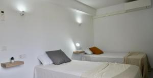 科洛尼亚圣霍尔迪维维茵玛格丽塔II酒店的白色墙壁客房的两张床