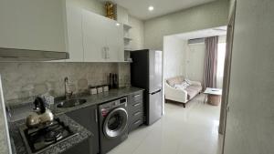 巴统ANDREA Villa的厨房配有冰箱和洗衣机。