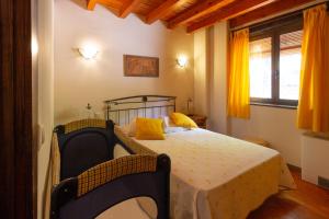 巴尔韦尔德德洛萨罗约斯Apartamentos Turisticos La Alqueria De Valverde的一间卧室配有一张带黄色枕头的床。
