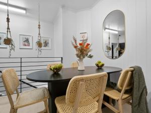 悉尼VENUS Central Sydney - FEMALE ONLY HOSTEL的一间带桌椅和镜子的用餐室