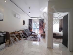 阿拉尼亚Calypso Residence Luxurious Beachside Apartment in Alanya D6的客厅配有沙发和桌子