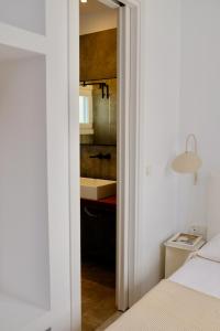 阿波罗尼亚MILORA SuNSET的一间卧室配有一张床,浴室设有水槽
