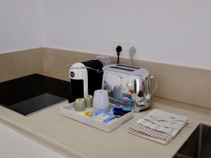 阿波罗尼亚MILORA SuNSET的厨房柜台配有咖啡壶。