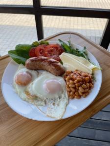 斯维季亚济СвояХата的包括鸡蛋香肠和蔬菜的早餐食品