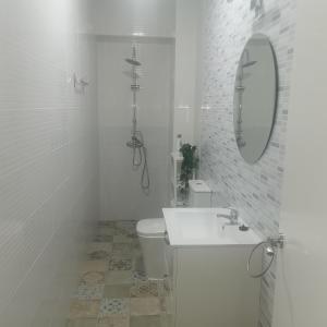桑卢卡尔-德巴拉梅达Apartamentos Sanlucar Beach 1的白色的浴室设有水槽和卫生间。