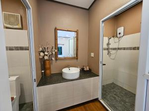 万荣比尔林别墅旅馆的一间带水槽和镜子的浴室