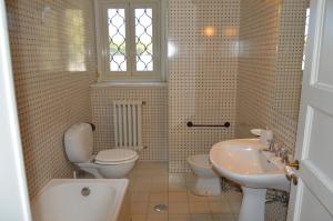 马斯卡卢恰Uzeda, Doppia con bagno privato的浴室配有卫生间、盥洗盆和浴缸。