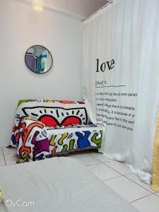 Chu-nan-ts'unㄧ個背包客棧的一间卧室配有一张床和镜子