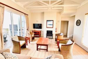 莫塞尔湾Luxury Lodge at Pinnacle Point的客厅配有沙发和桌子