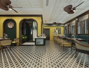 河内Salute Premium Hotel & Spa的餐厅拥有黄色的墙壁和桌椅