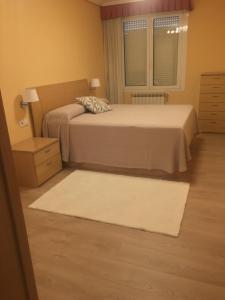 科林德雷斯paseo de la Quinta的一间卧室设有两张床、一个窗户和一个地毯。