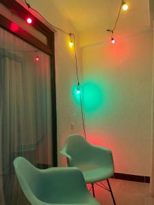 博斯特里Baytur Trea的绿椅和室内灯