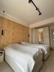 博斯特里Baytur Trea的卧室配有白色的床和镜子