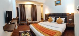 甘托克Hotel Yangbum的酒店客房设有一张大床和一台电视。