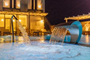 佩里沃罗ILIADA-ODYSSEAS RESORT的游泳池的喷泉