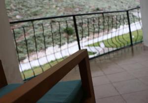 纳兰恩Snow Crest Lodges的阳台设有围栏和长凳