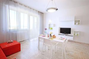 波尔图圣乔治Appartamento Bellariva A1 - MyHo Casa的白色的用餐室配有白色的桌椅