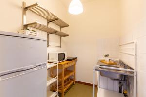 波尔图圣乔治Appartamento Bellariva A1 - MyHo Casa的一间带冰箱和水槽的小厨房
