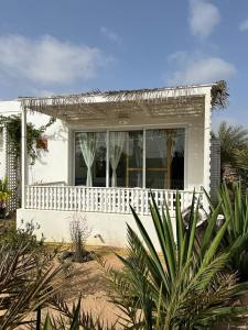 萨尔雷Útulný apartmán na Praia de Chaves, Boa Vista的白色的小房子,有白色的围栏