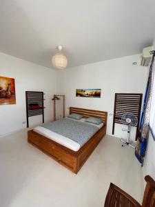 萨尔雷Útulný apartmán na Praia de Chaves, Boa Vista的一间卧室,卧室内配有一张木床