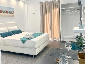 阿达玛斯阿尼莫斯公寓酒店的卧室配有白色床和毛巾