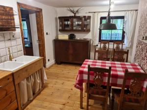 梅斯瓦科维采Czerwony Dworek 8 - Agroturystyka Karkonosze的厨房配有一张桌子和红白的桌布