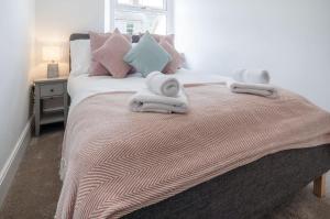 滕比Canol Y Bryn - 3 Bedroom Holiday Home - Tenby的一间卧室配有带毛巾的床