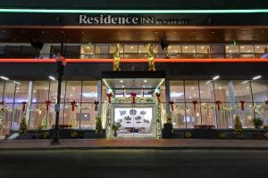 新奥尔良Residence Inn by Marriott New Orleans French Quarter Area/Cen B的前面有圣诞展品的建筑