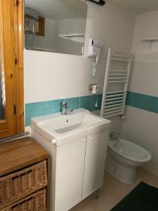 拉泰尔扎casa vacanza con terrazza的一间带水槽和卫生间的浴室