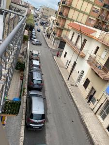 拉泰尔扎casa vacanza con terrazza的停在街道上的一排汽车,有建筑物