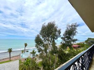 查克维Luxury Oasis Apartment的享有海滩美景的阳台