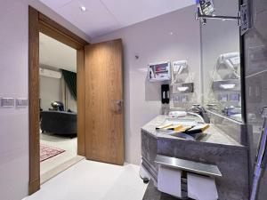 吉达Jeddah Luxury stay for Self Check-In Apartment的浴室配有盥洗盆和浴缸。