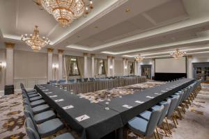 第比利斯第比利斯万豪酒店的大型会议室,配有长桌子和椅子