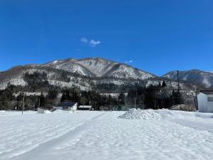 白川村GuestHouse Shirakawa-Go INN的一条有雪覆盖的山路
