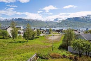 特罗姆瑟Sea & Mountain View Apartment Tromsø的享有以山脉为背景的小镇美景。