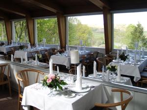 斯科平罗尔德斯托克酒店的配有桌椅和白色桌布的房间