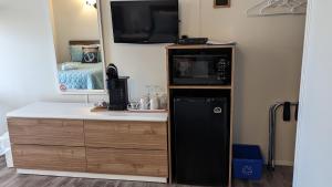 圣西蒙Motel Gentilhommière的一间带微波炉和冰箱的小厨房