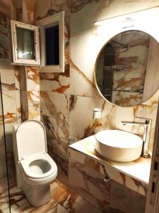 尼基季Azure Bliss Suites的一间带卫生间、水槽和镜子的浴室