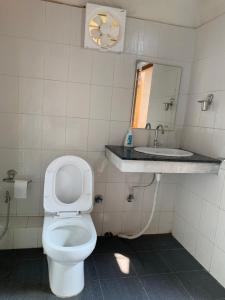 The Loft Kohima的一间带卫生间、水槽和镜子的浴室