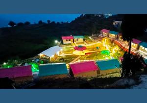达纳尔蒂Bamboo Junction Resort - Kanatal, Valley & Mountain View的公园的夜景,多彩的建筑