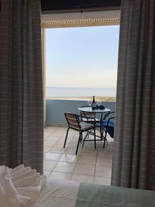 赛罗卡波斯Asteras Apartments的海景客房 - 带桌子