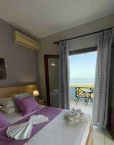 赛罗卡波斯Asteras Apartments的一间卧室设有一张床,享有海景