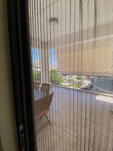 阿马利阿斯Sunny Apartment Amaliada的客房设有阳台景窗户。