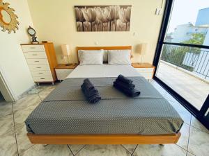 阿马利阿斯Sunny Apartment Amaliada的一间卧室配有一张带两个枕头的床