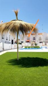内尔哈Casa-Mar Nerja的草场上大草伞