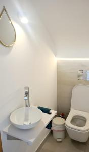 内尔哈Casa-Mar Nerja的一间带水槽和卫生间的浴室