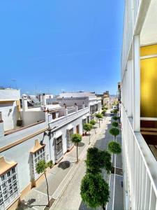 圣费尔南多Apartamento en el centro San Fernando Cadiz.的享有拥有建筑和树木的城市街道的景色